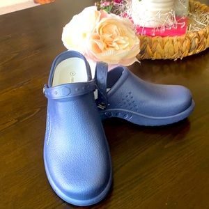 NWT clogs navy blue size 9
